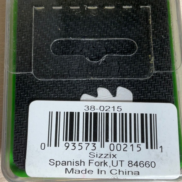 Sizzix Bundle of 4 Green dies - Jack O Lantern, Apple, Leaf #1 & Leaf #2 Tiny - Picture 6 of 7